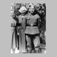 104-0043 Helene Oschlies mit ihren Kinder Lotte und Fritz im Jahre 1942.jpg